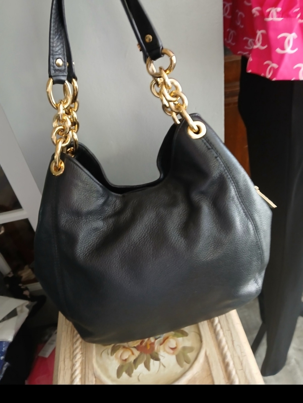 Michael Kors Black Leather Shoulder Bag with Gold Chain Hardware - Picture 2 of 8